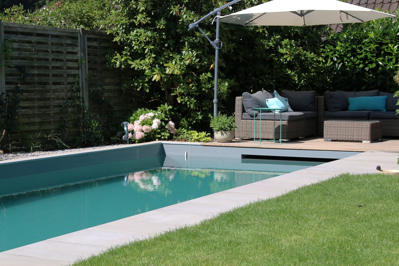 Naturpool mit sitzplatz und Rasen
