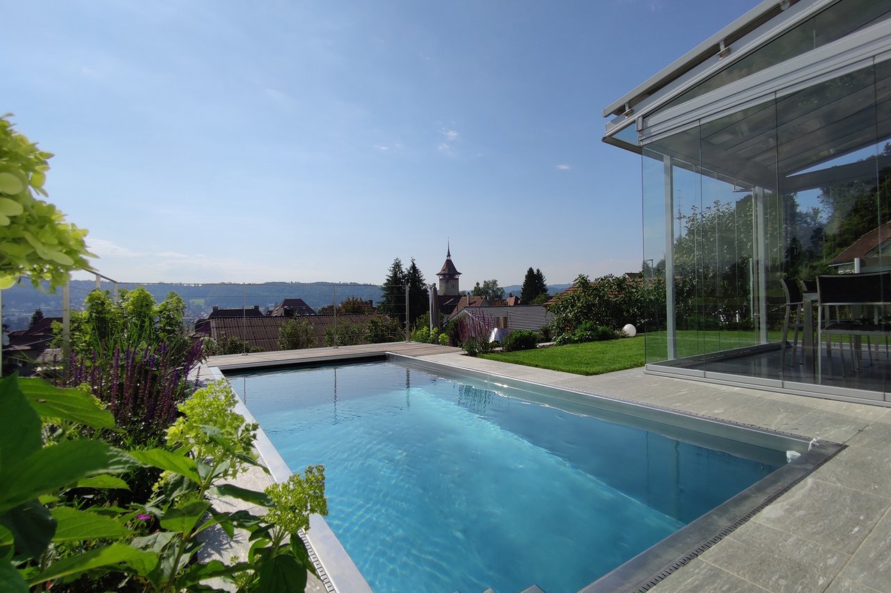 Infinitypool mit windgeschütztem Sitzplatz