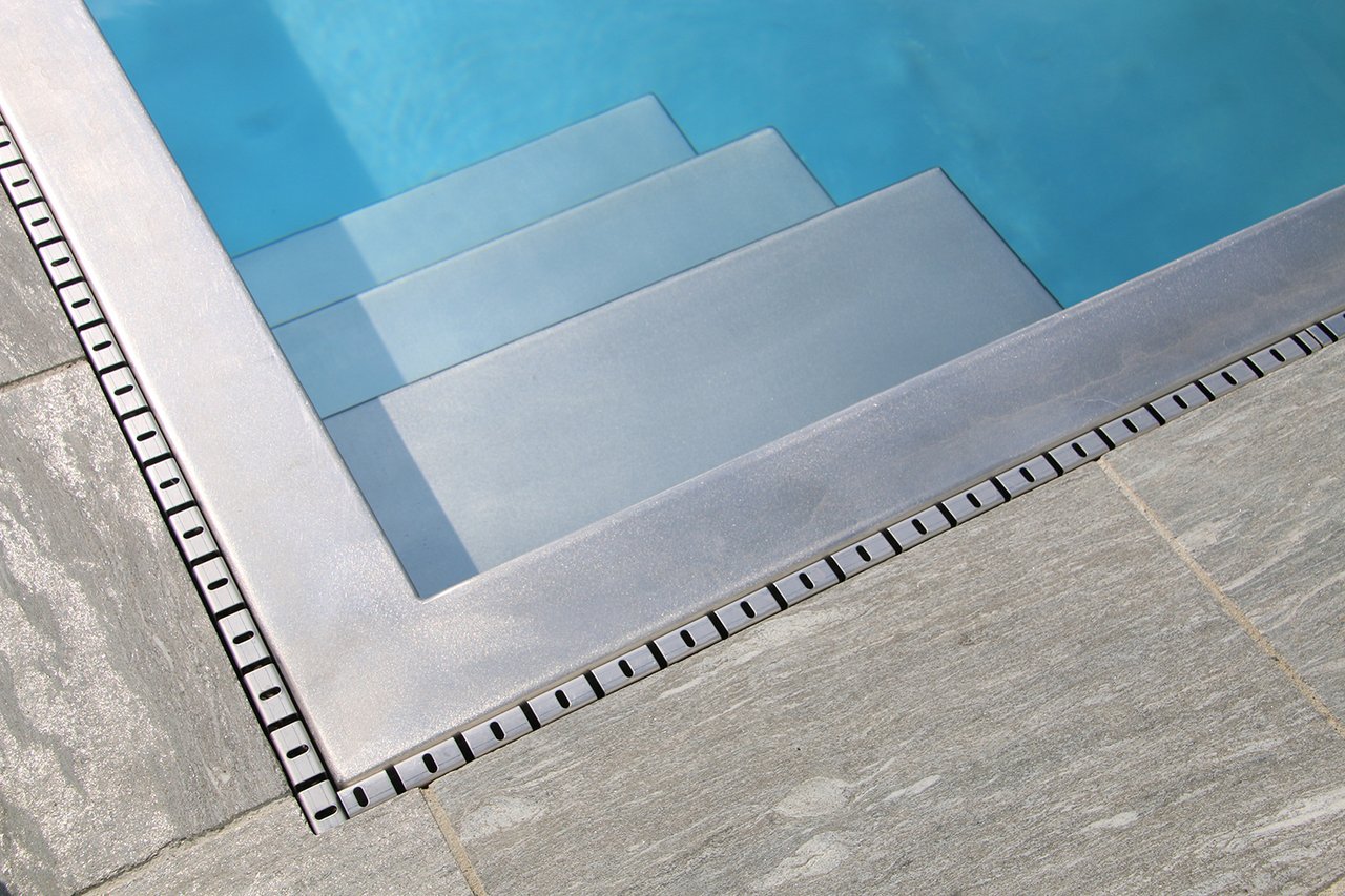 Edelstahltreppe im Swimmingpool mit Valser Quarzit