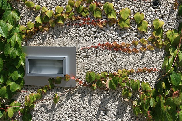 Gartenbeleuchtung in Wand eingebaut