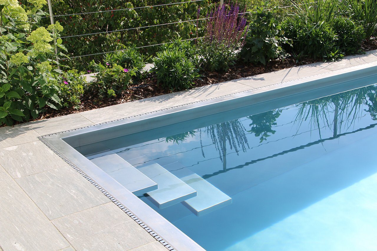 Freischwebende Treppe im Pool 