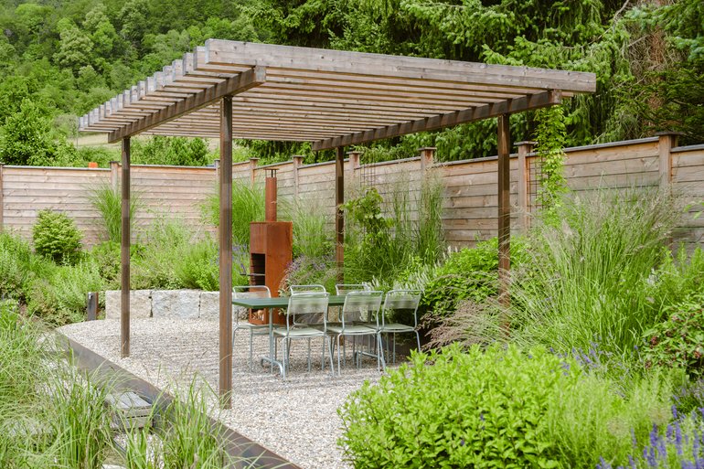 Sitzplatz im Garten mit Überdachung