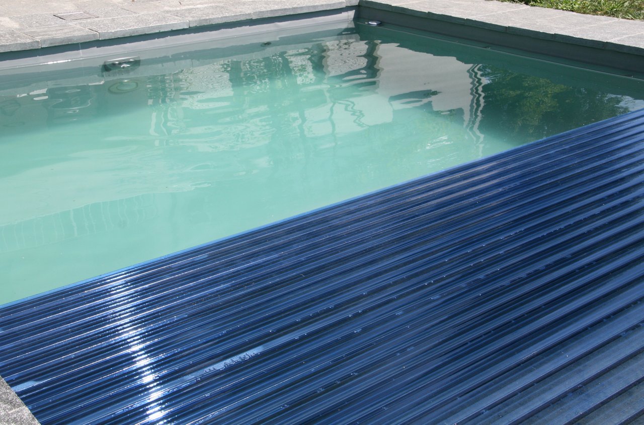 Poolabdeckung als Rollladen