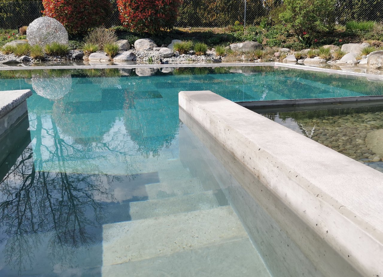 Betontreppe im Biopool