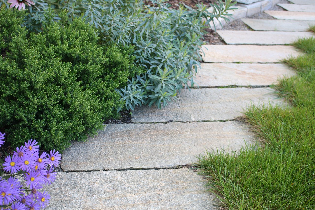 Gartenweg mit Natursteinplatten