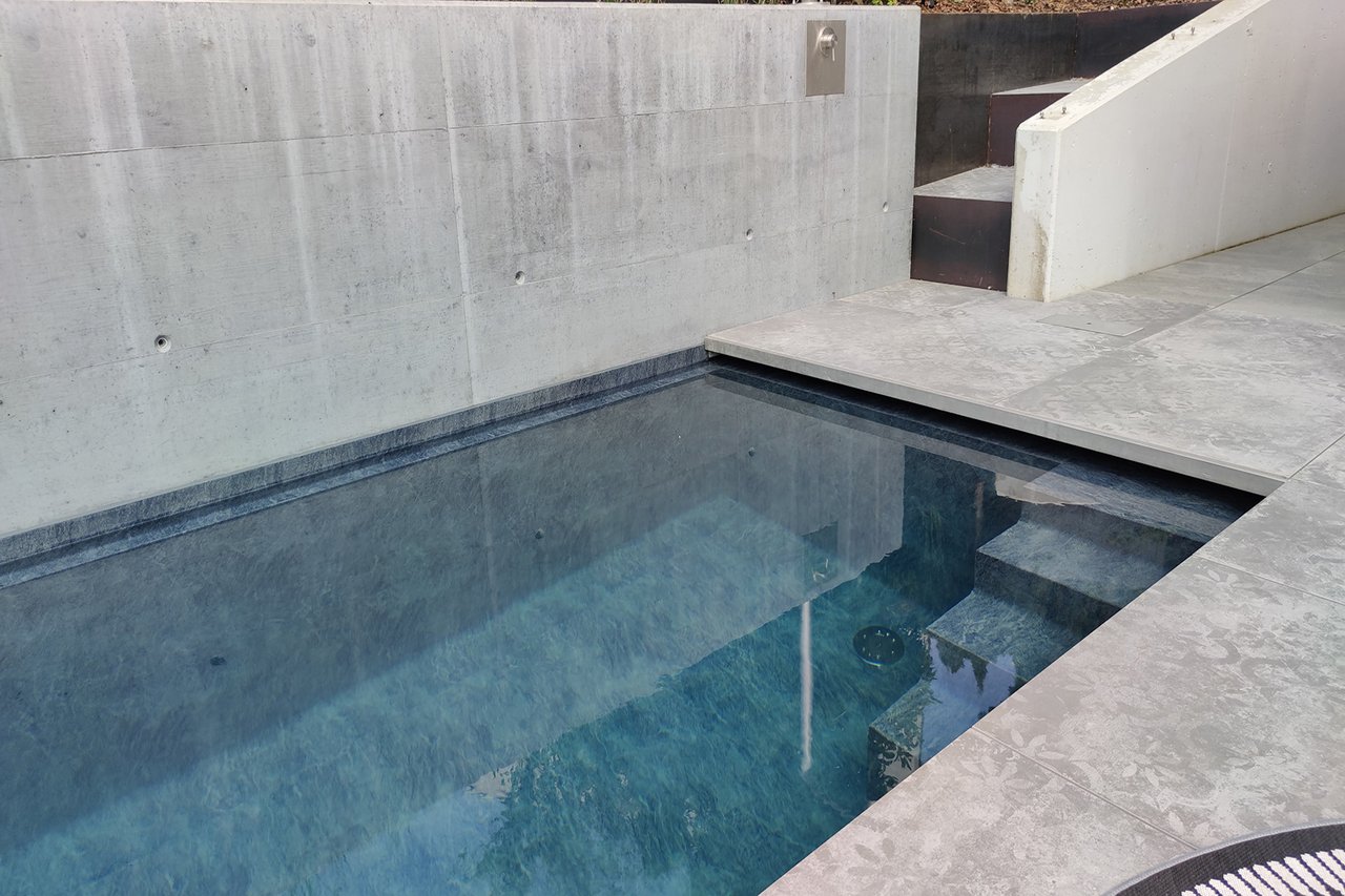 Schwimmbad mit Einstiegstreppe ins Wasser