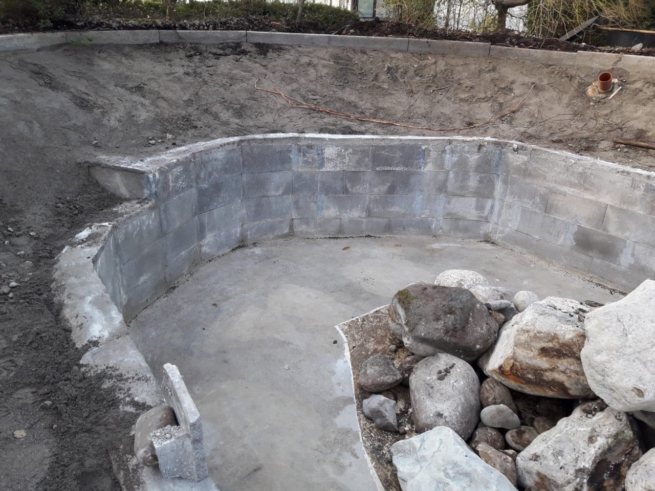 Schwimmteich Renovation mit Granitmauer