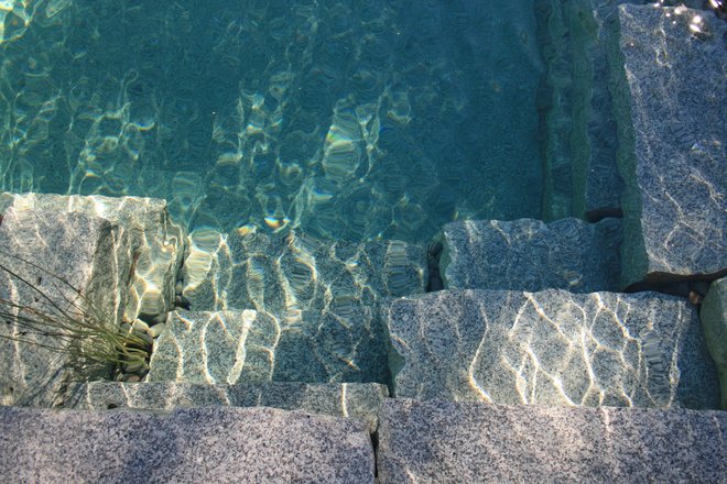 Schwimmteich mit Granit gestaltet