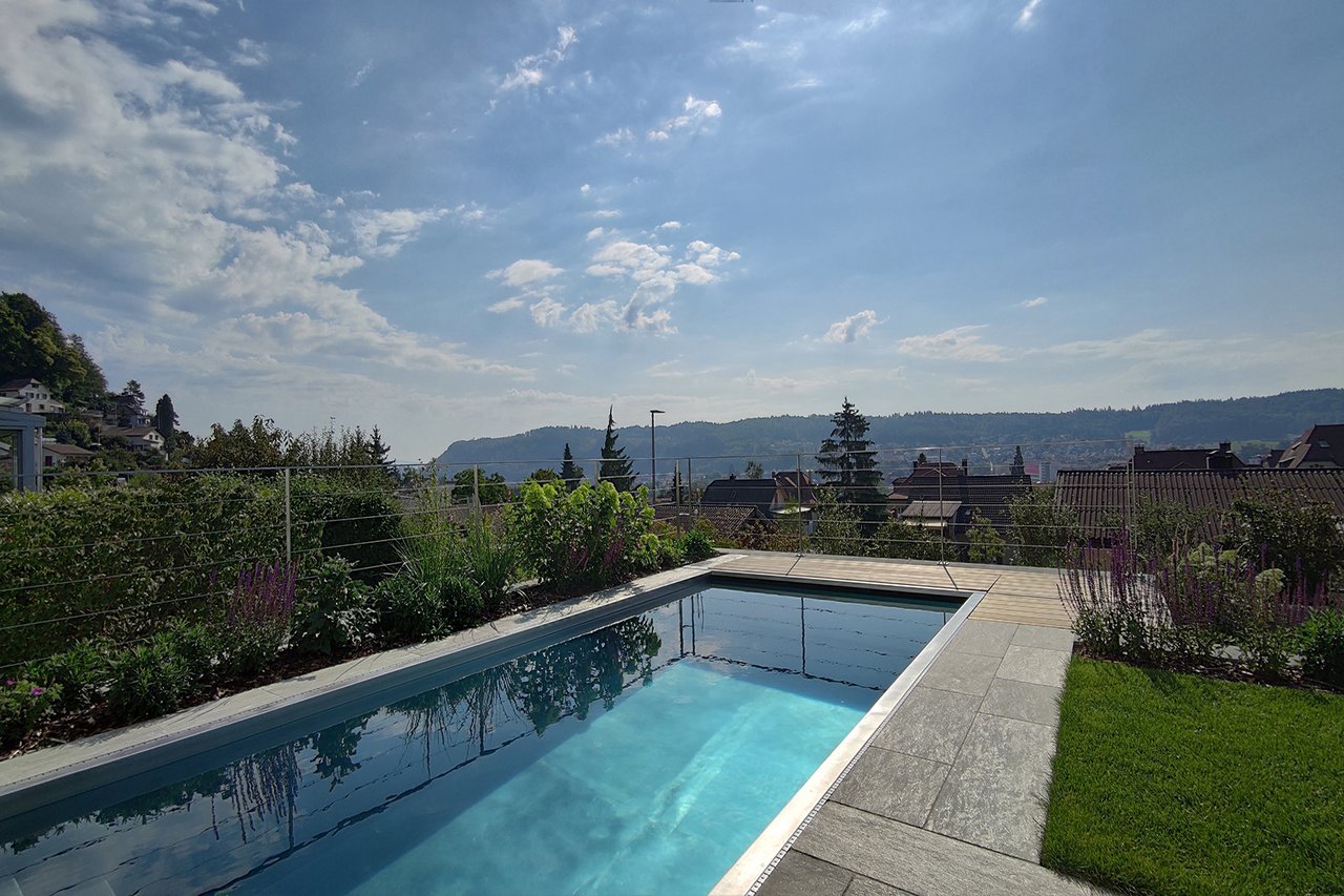 Swimmingpool mit Quarzitplatten