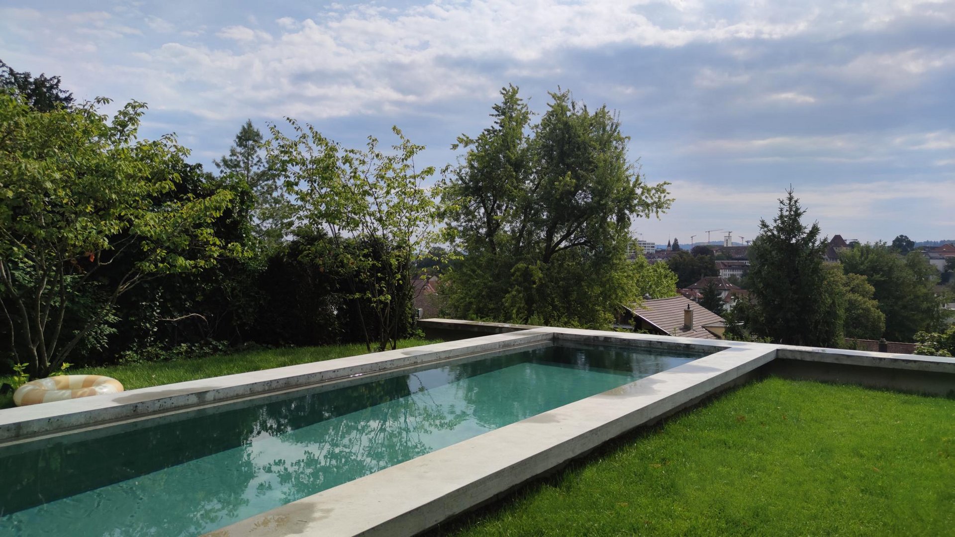 Swimmingpool aus Beton gestaltet
