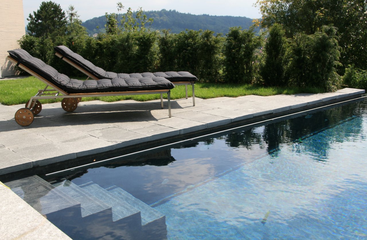 Gartenpool und Liegestühle