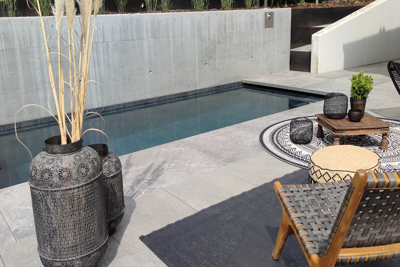Swimmingpool in architektonischem Baustil gestaltet