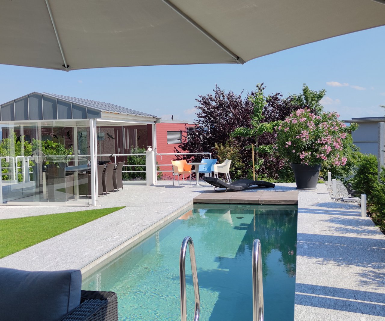 Swimmingpool mit Gartenpavillon