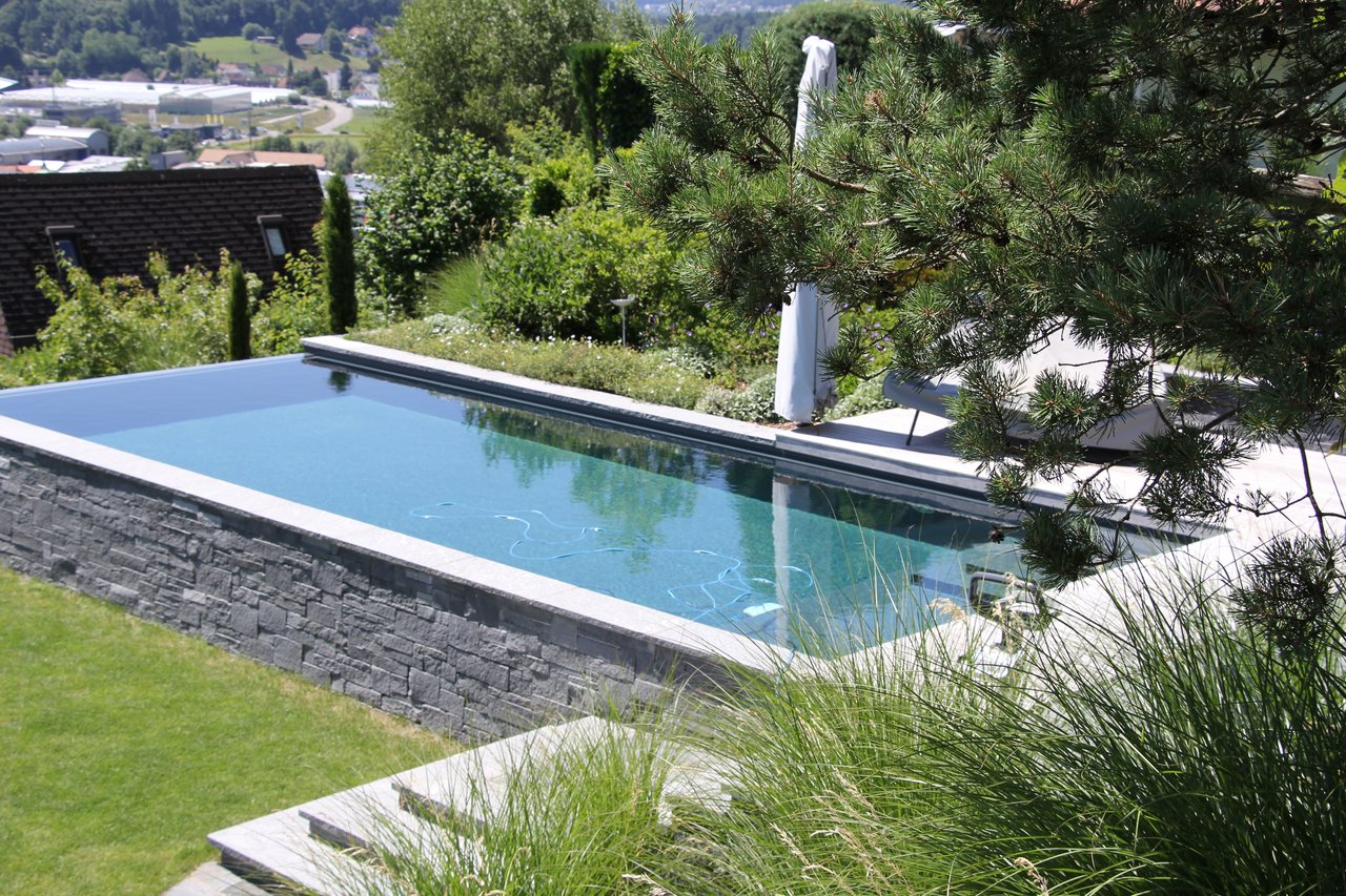 Biopool mit Granitstein Umrandung