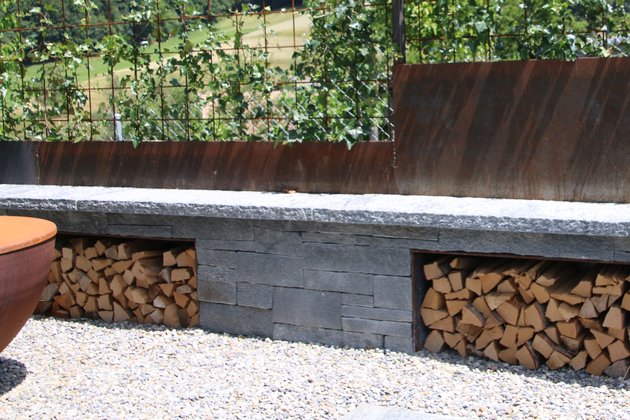Holzlager mit Sitzbank