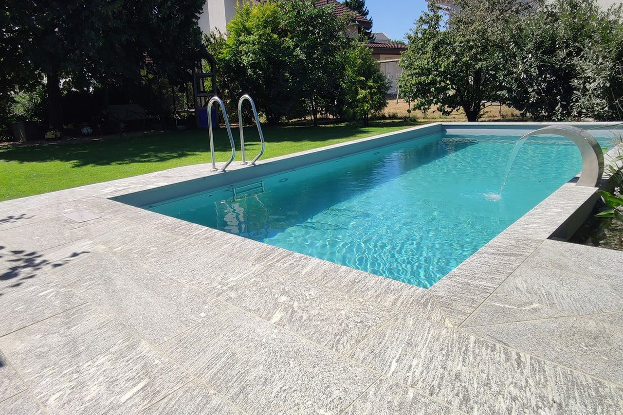 Naturpool mit Granit umrandet
