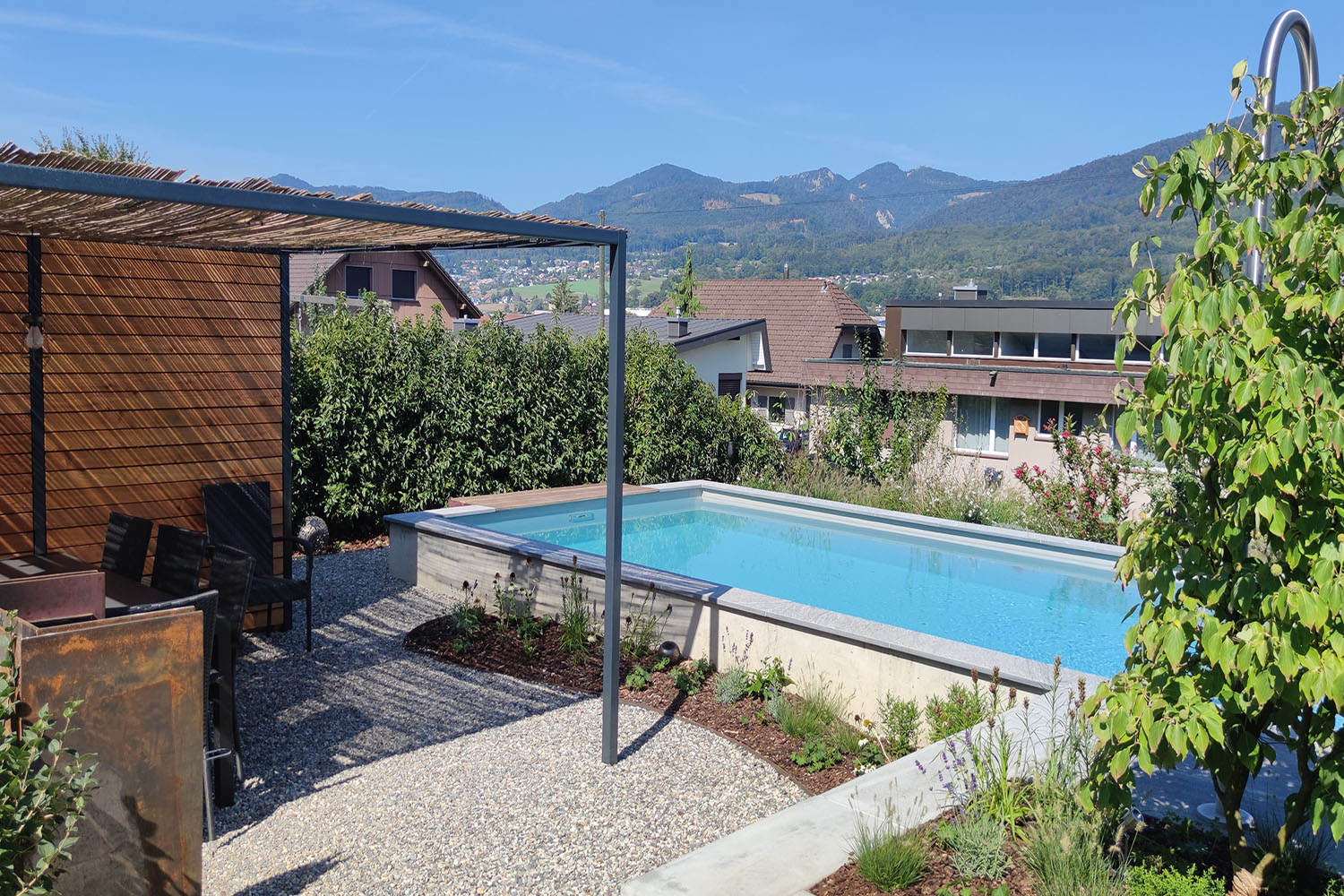 Sitzplatz mit Pergola am Pool Pergola aus Stahl und Holz